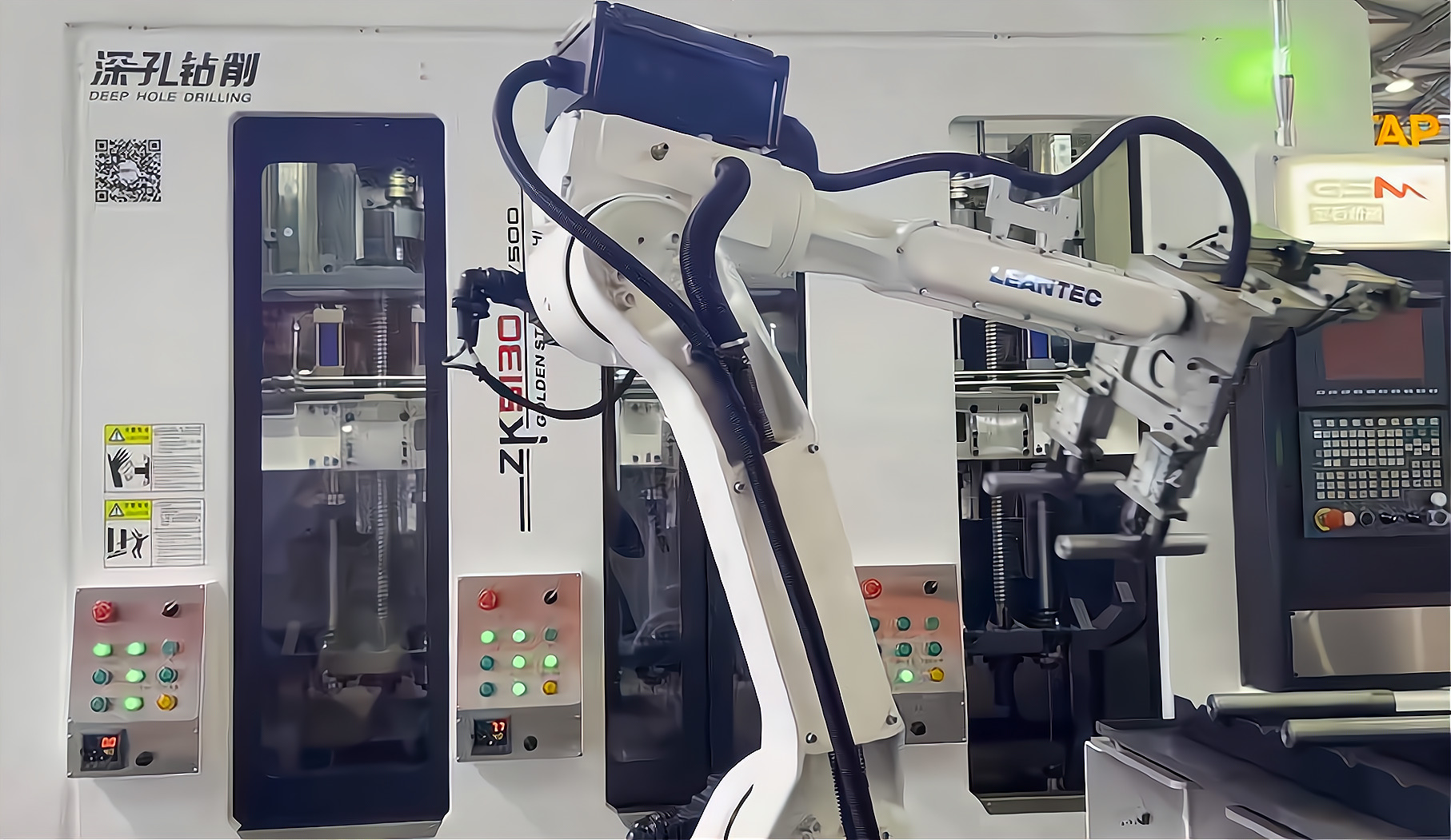 ZK5120×6/500 倒立六軸深孔鉆床配置六軸機(jī)器人，加工新能源電機(jī)軸單機(jī)自動化
